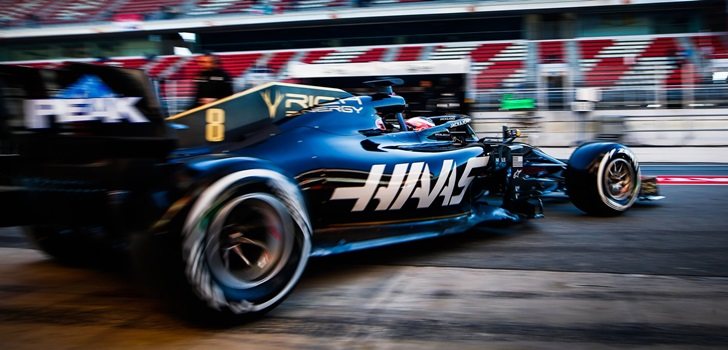 Grosjean, en el pit lane de Montmeló