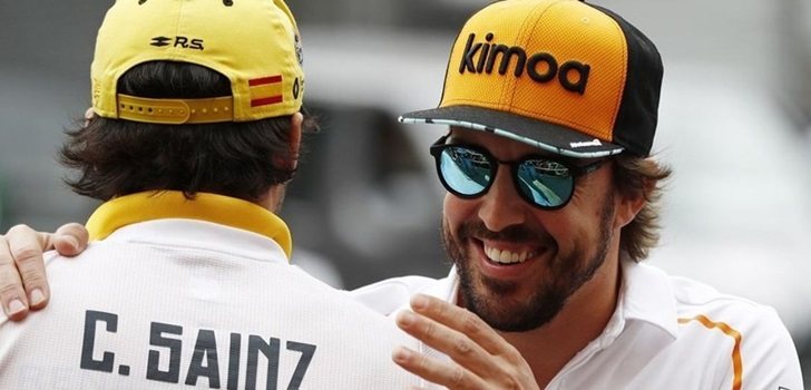 Sainz y Alonso se abrazan