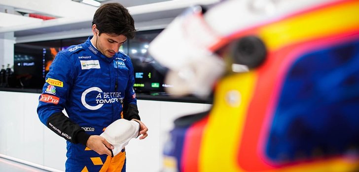 Sainz examina una pieza del MCL34