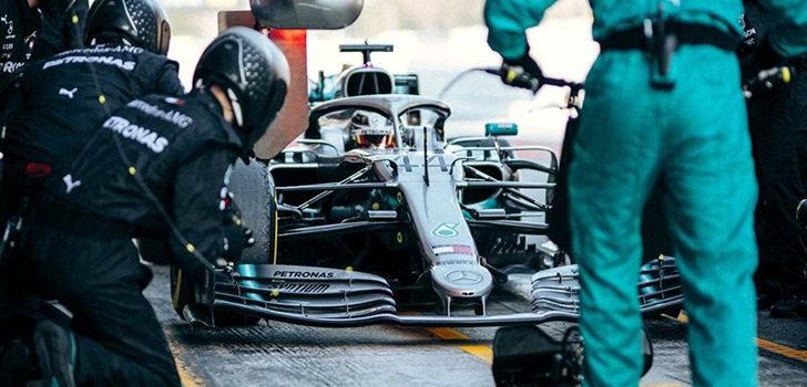 Hamilton en el pit lane de Montmeló