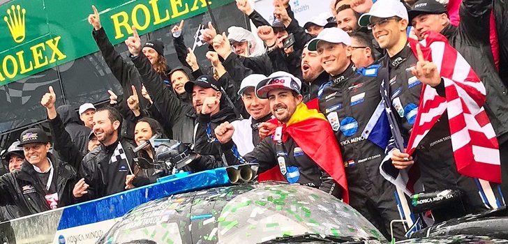 Alonso celebra su triunfo en Daytona