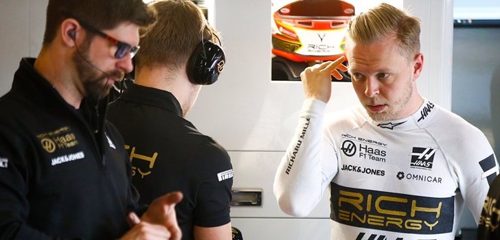 Magnussen habla con sus ingenieros