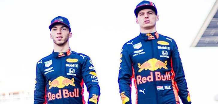 Verstappen y Gasly, juntos en una imagen promocional de Red Bull