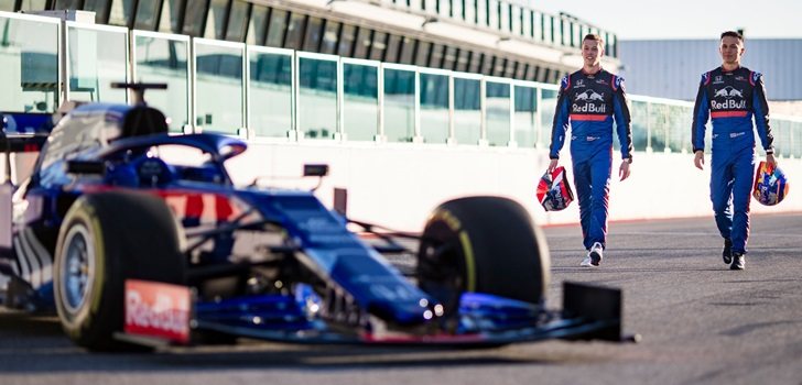 Kvyat y Albon, en una imagen promocional de Toro Rosso