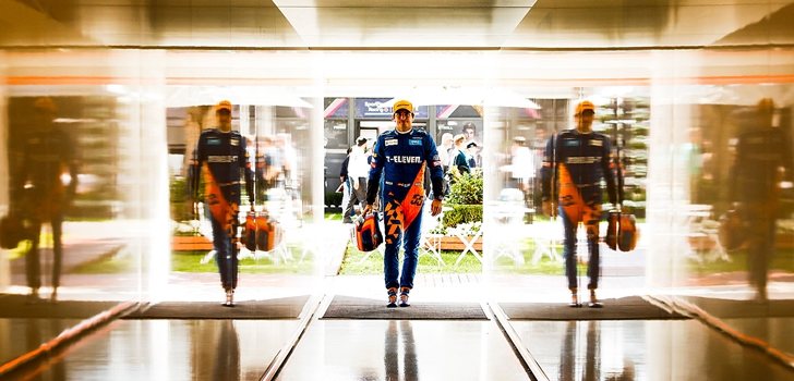 Sainz, en el garaje de McLaren
