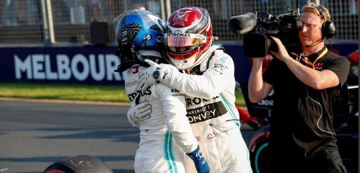 Hamilton y Bottas celebran la primera fila en Australia