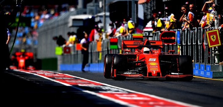 Vettel, en el pit lane de Australia