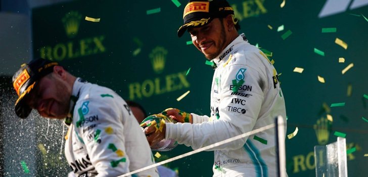 Hamilton moja a Bottas con champán