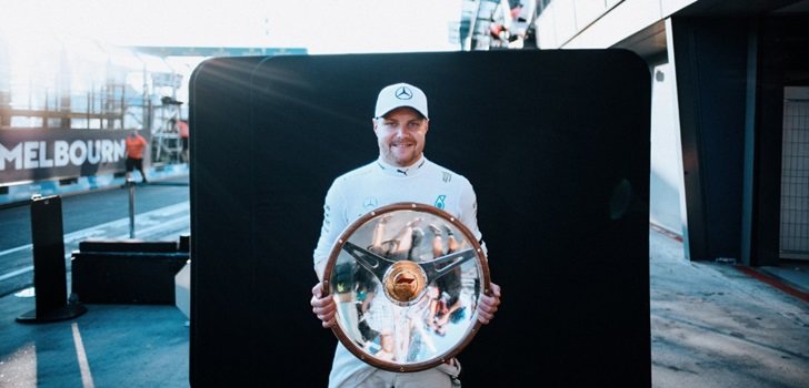 Bottas posa con su trofeo de Australia