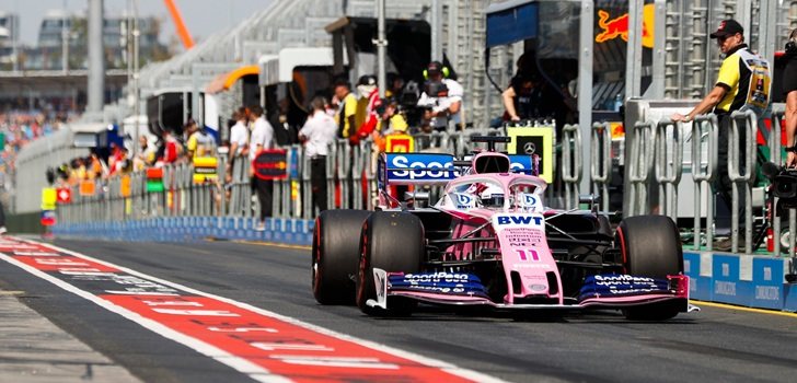 Pérez, en el pit lane de Melbourne