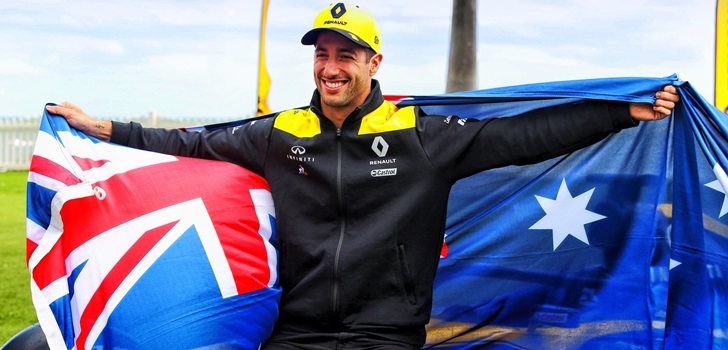 Ricciardo, con la bandera australiana