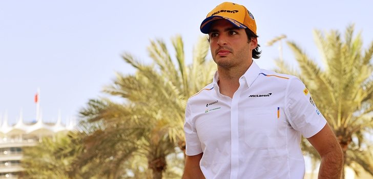 Sainz pasea por el circuito de Sakhir