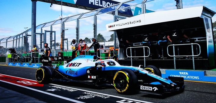 Russell, en el pit lane de Melbourne