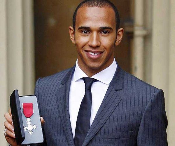 'Sir' Lewis Hamilton recibe su condecoración