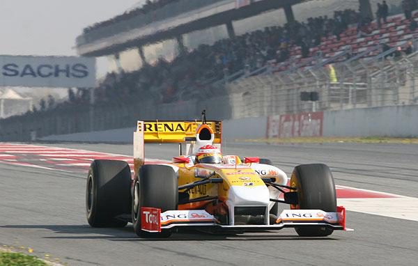 Alonso rompe y Barrichello vuela