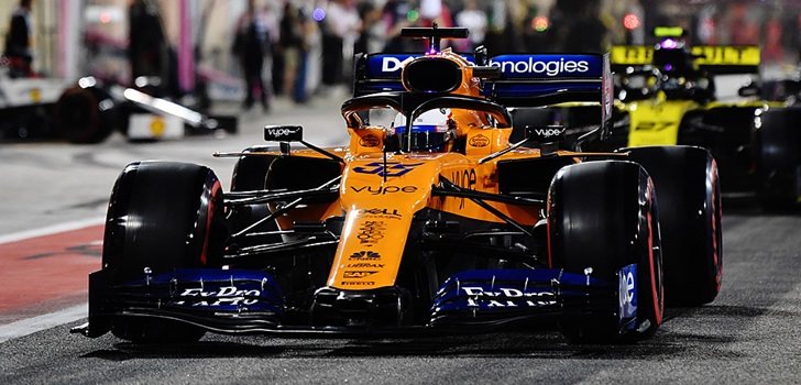 Sainz, en el pit lane de Baréin