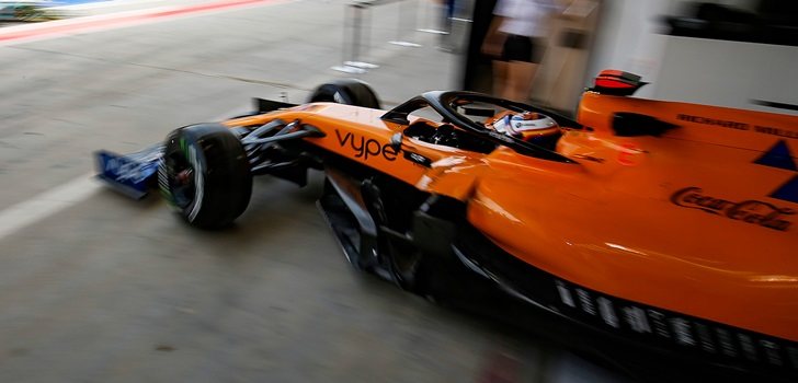 Sainz, en el pit lane de Baréin