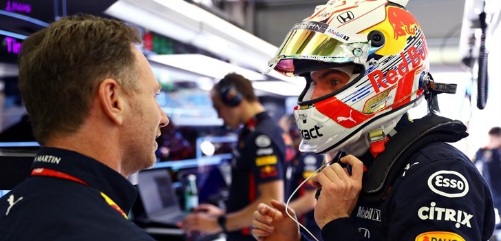 Horner mantiene una conversación con Verstappen