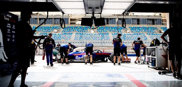 Los mecánicos de Toro Rosso trabajan en el monoplaza