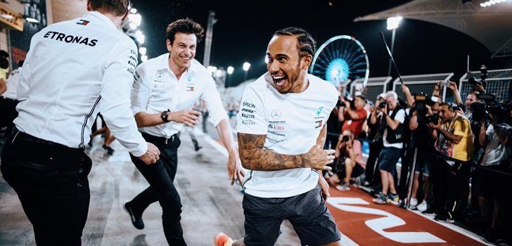 Wolff y Hamilton se divierten en Sakhir