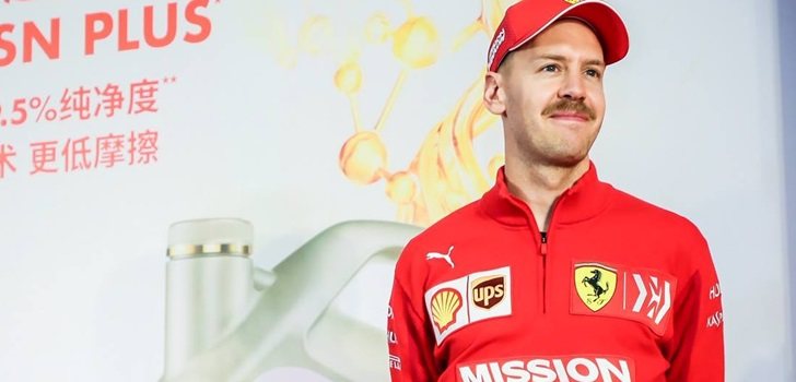 Vettel posa en China