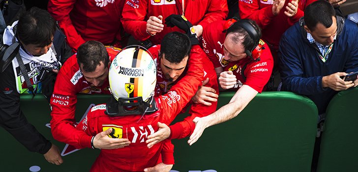 Seb se abraza a sus mecánicos tras el GP de China