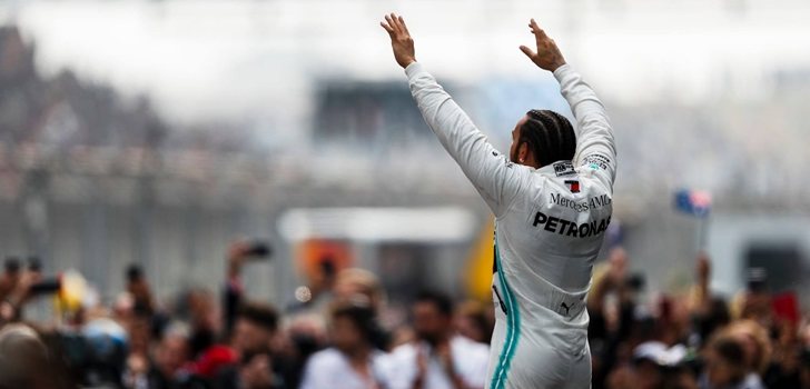 Hamilton celebra la victoria ante la afición