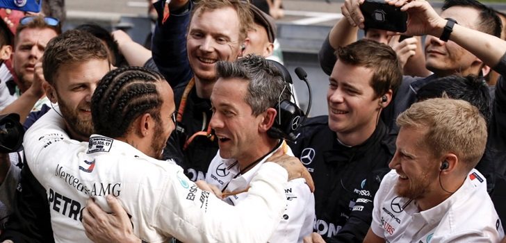 Hamilton celebra junto a su equipo