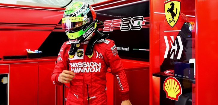 Mick Schumacher, a os mandos del SF90