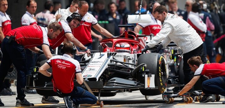 Los mecánicos trabajan en el coche de Räikkönen