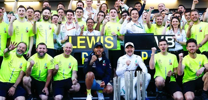 Mercedes celebra su triunfo en Bakú