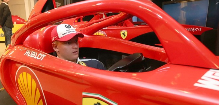 Mick Schumacher, subido a un Ferrari
