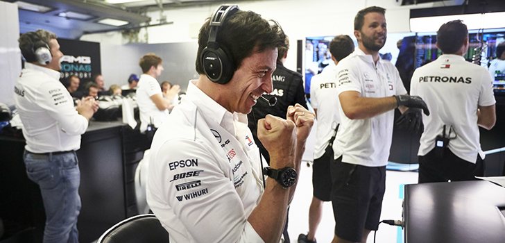 Toto celebra en el garaje de Mercedes