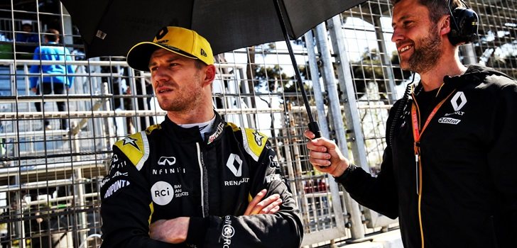 Hülkenberg, junto a uno de sus ingenieros