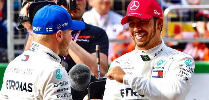 Hamilton y Bottas charlan a pie de pista