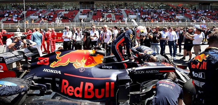 Verstappen se baja del coche en Barcelona