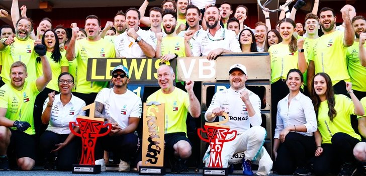 Mercedes celebra su triunfo en Montmeló