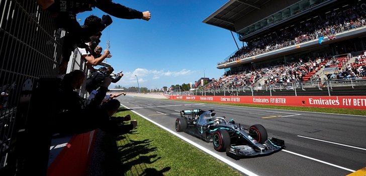 Hamilton celebra el triunfo en Montmeló