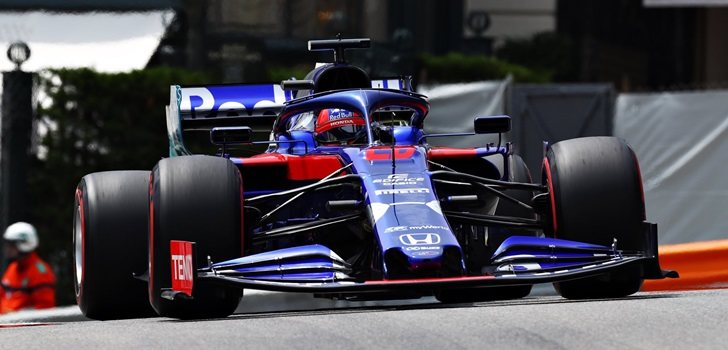 Kvyat rueda en Montecarlo