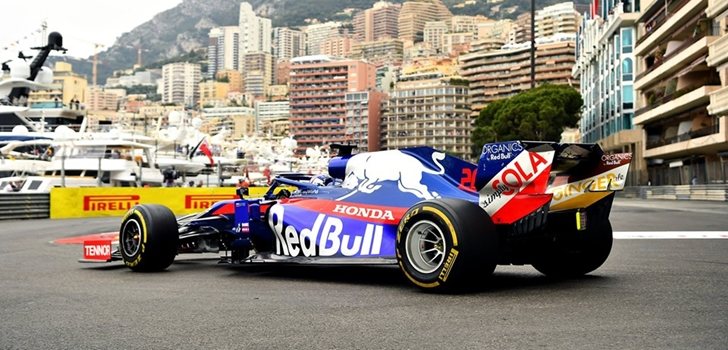 Kvyat rueda en el GP de Mónaco