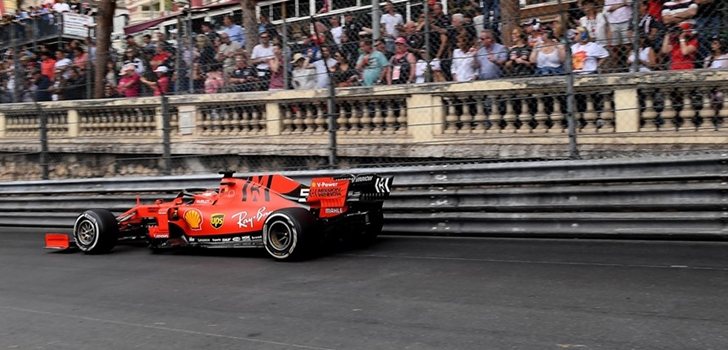 Vettel roza los muros de Montecarlo