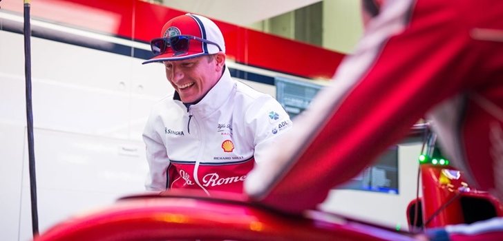 Räikkönen, dentro de su box