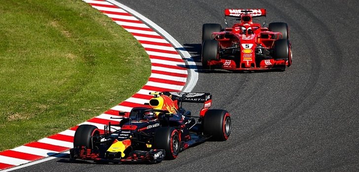 Verstappen y Vettel luchan en pista