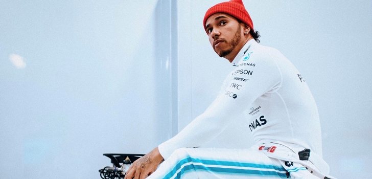 Hamilton, en el box de Mercedes