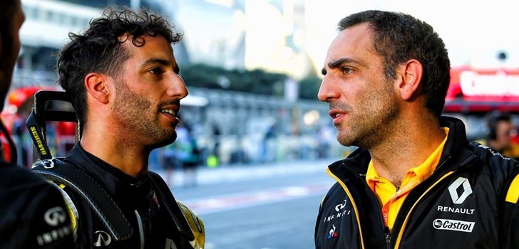 Ricciardo y Abiteboul mantienen una charla