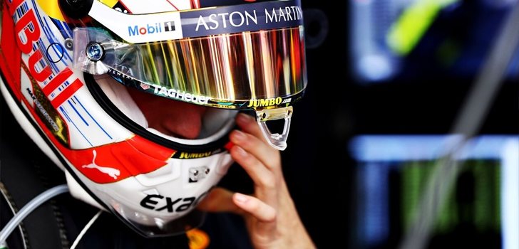 Verstappen se coloca el casco