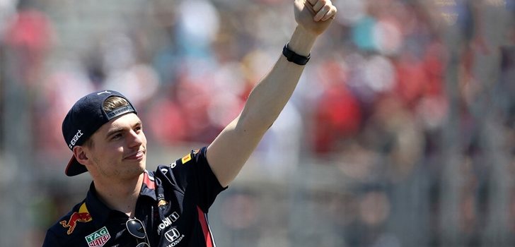 Verstappen saluda al público en Montreal