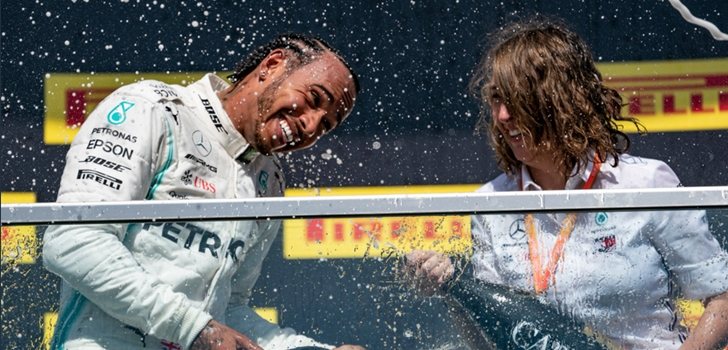 Hamilton celebra su triunfo en Montreal