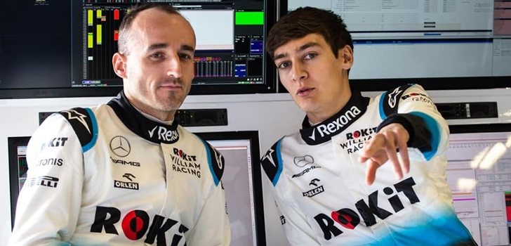 Kubica y Russell hablan dentro del box