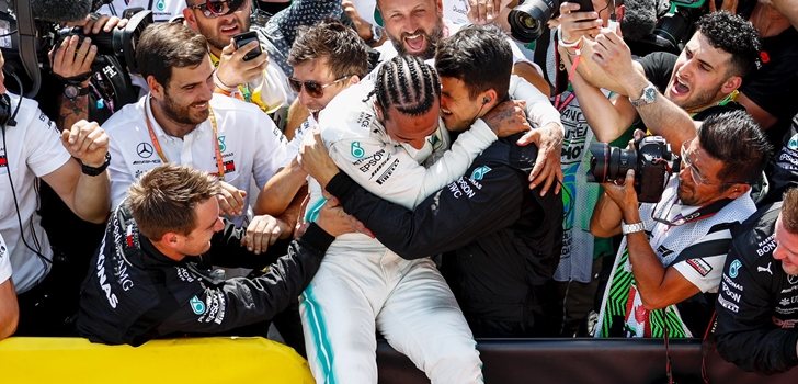 Hamilton celebra el triunfo con su equipo